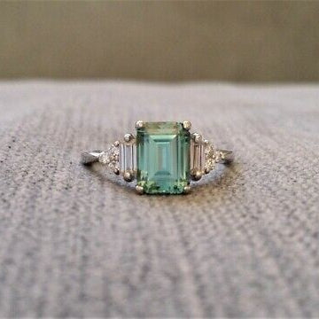 Anillo con acento de cristal corte esmeralda