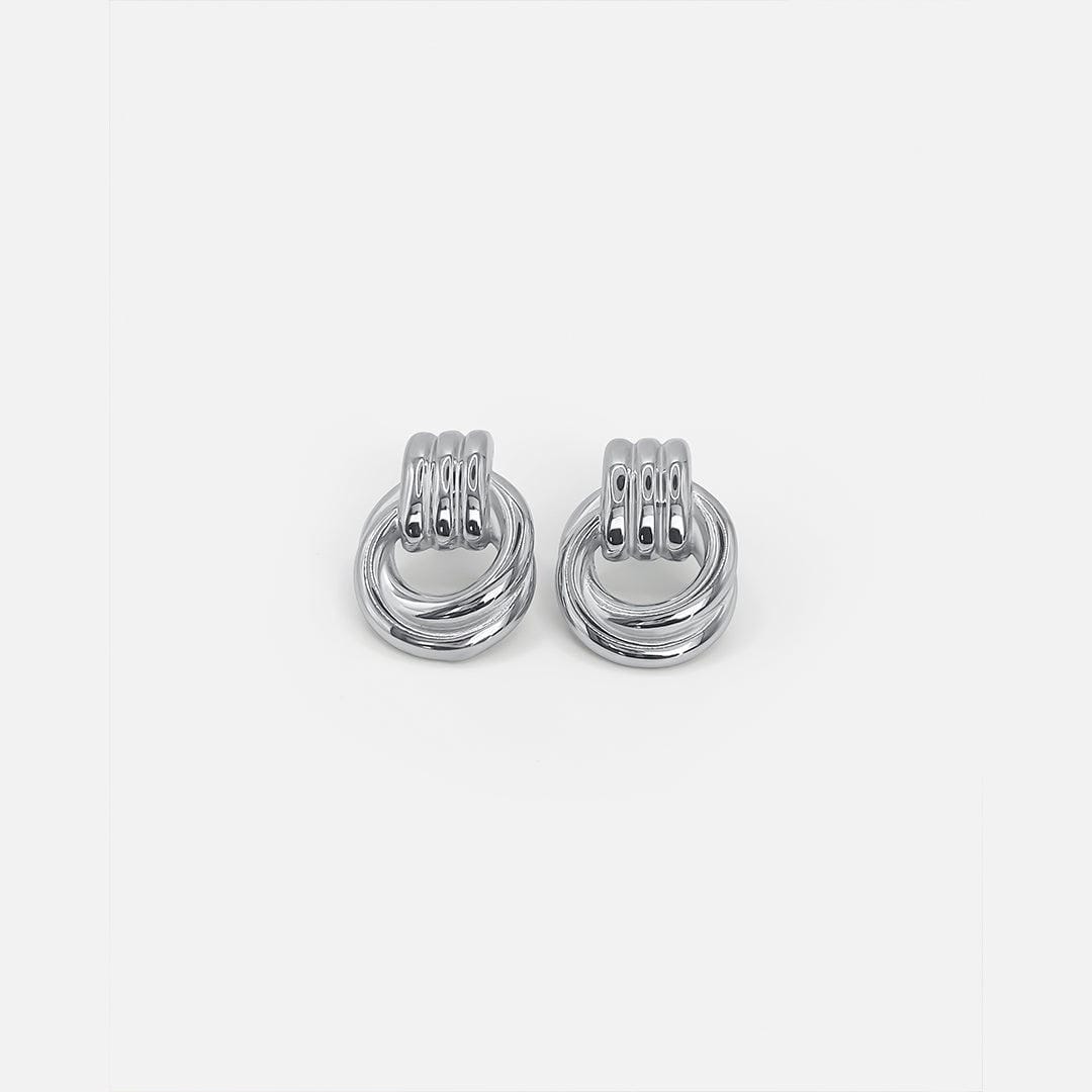Pendientes de nudo entrelazado de plata elegante