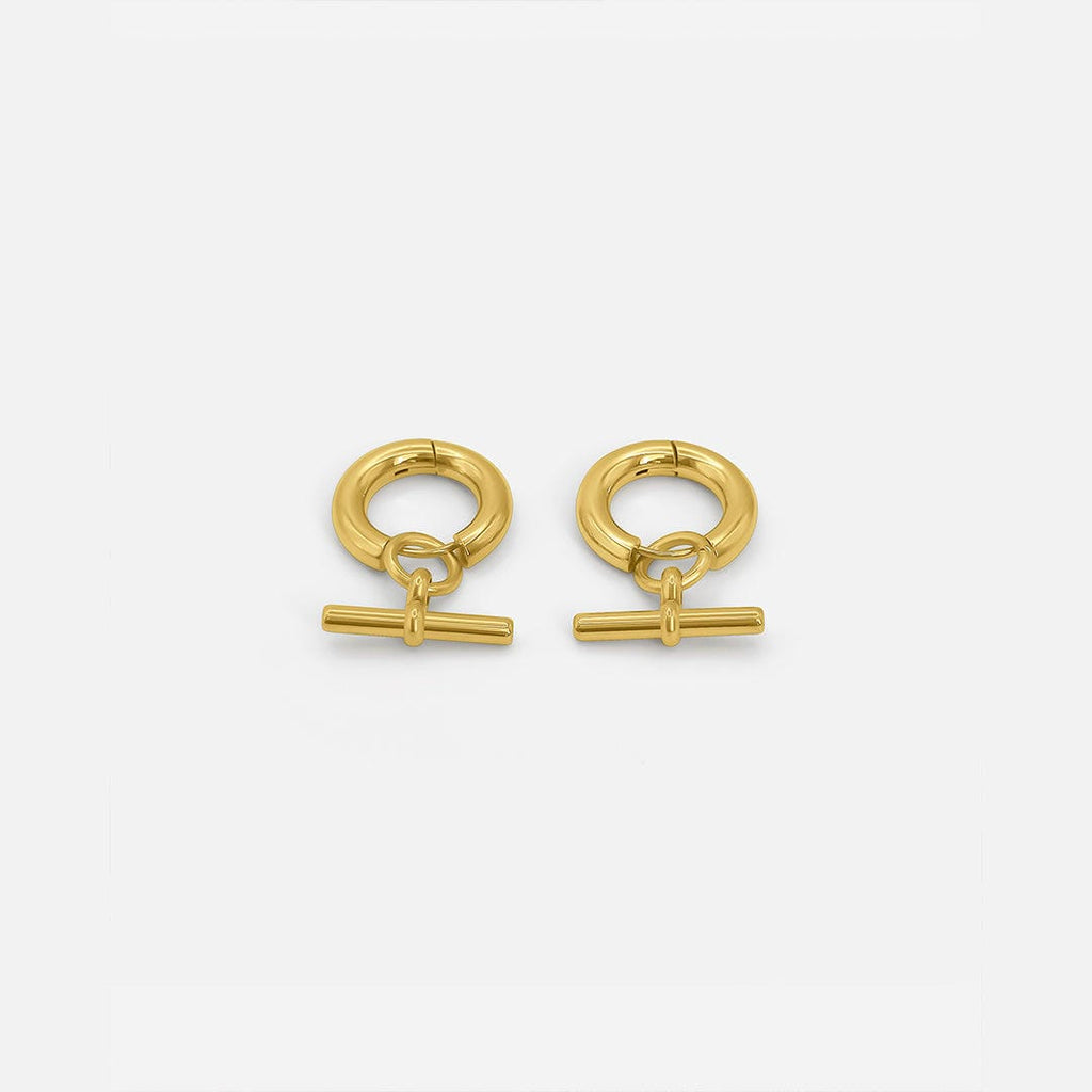 Aros dorados elegantes con barra en T