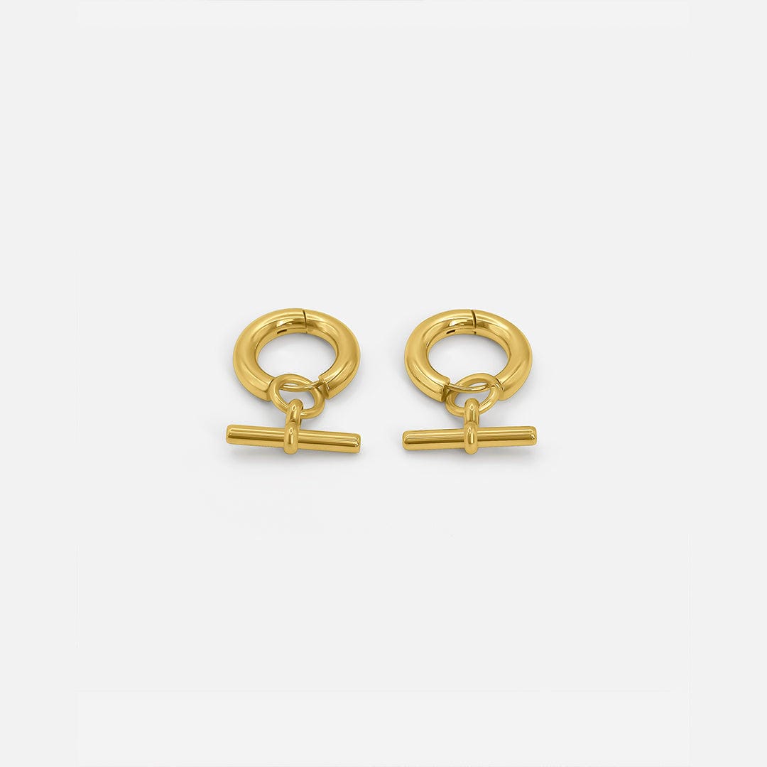 Aros dorados elegantes con barra en T