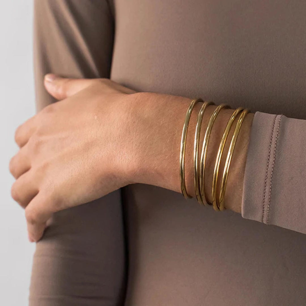 Deslumbrante juego de pulseras apilables de oro