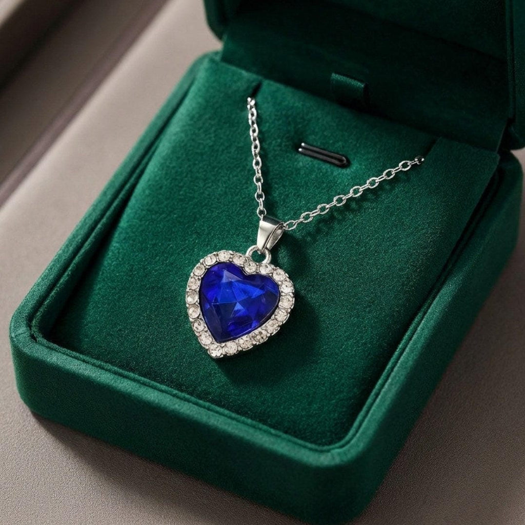 Collar con colgante de corazón de zafiro