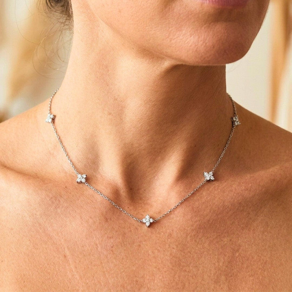 Collar de circonitas con incrustaciones de flor preciosa