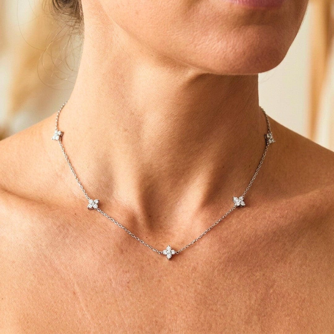 Collar de circonitas con incrustaciones de flor preciosa