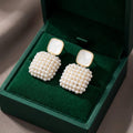 Pendientes largos de perlas con cuentas