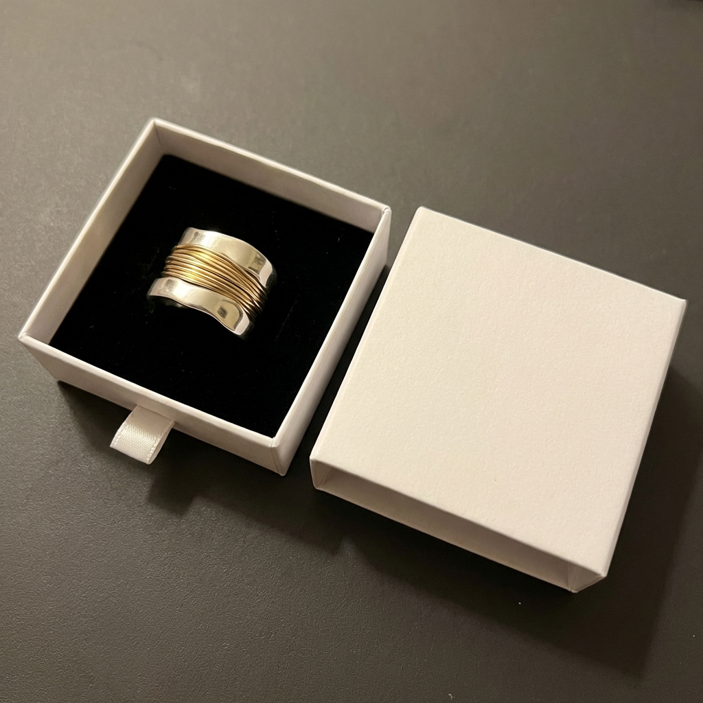 Anillo de plata con hilos de oro