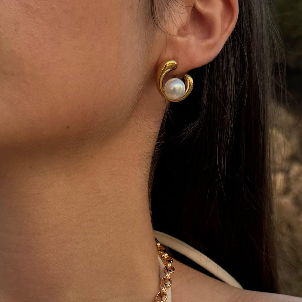 Pendientes Elegantes de Perlas con Remolino Dorado