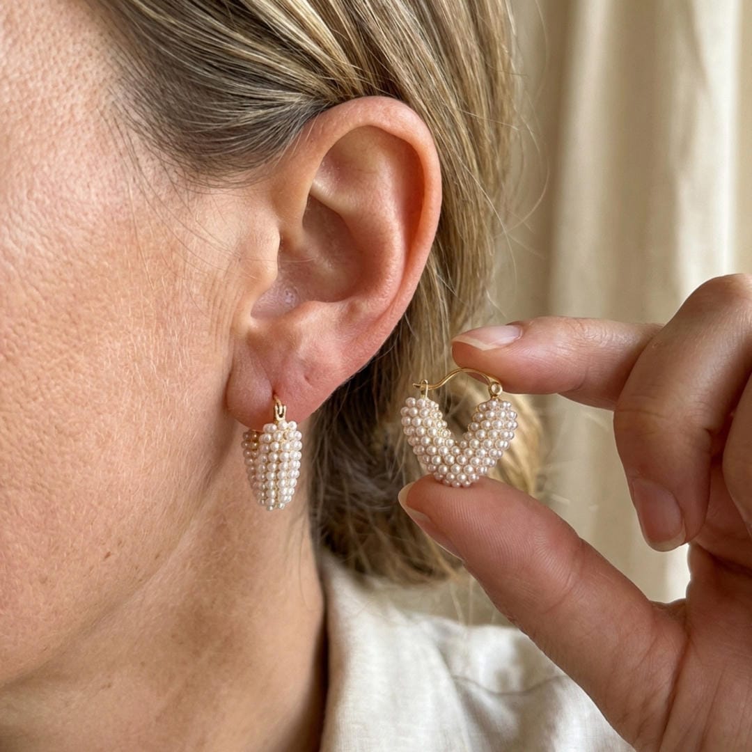 Pendientes Huggie de Corazón con Cuentas
