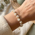 Pulsera de cadena con racimo de perlas y flores