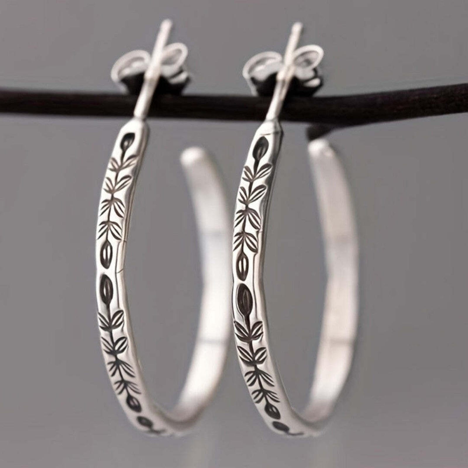 Pendientes de aro plateados y elegantes