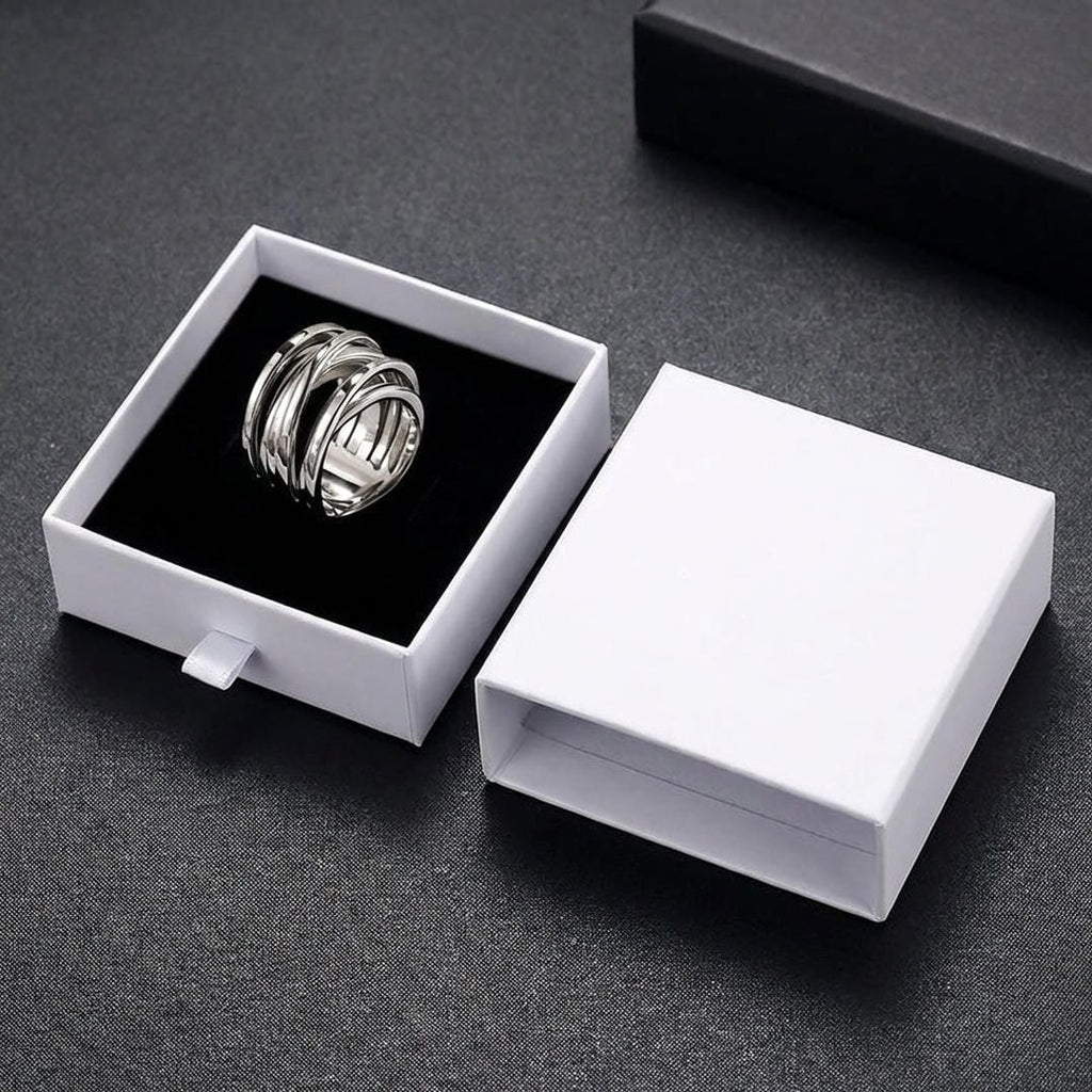 Anillo de plata antiguo en capas