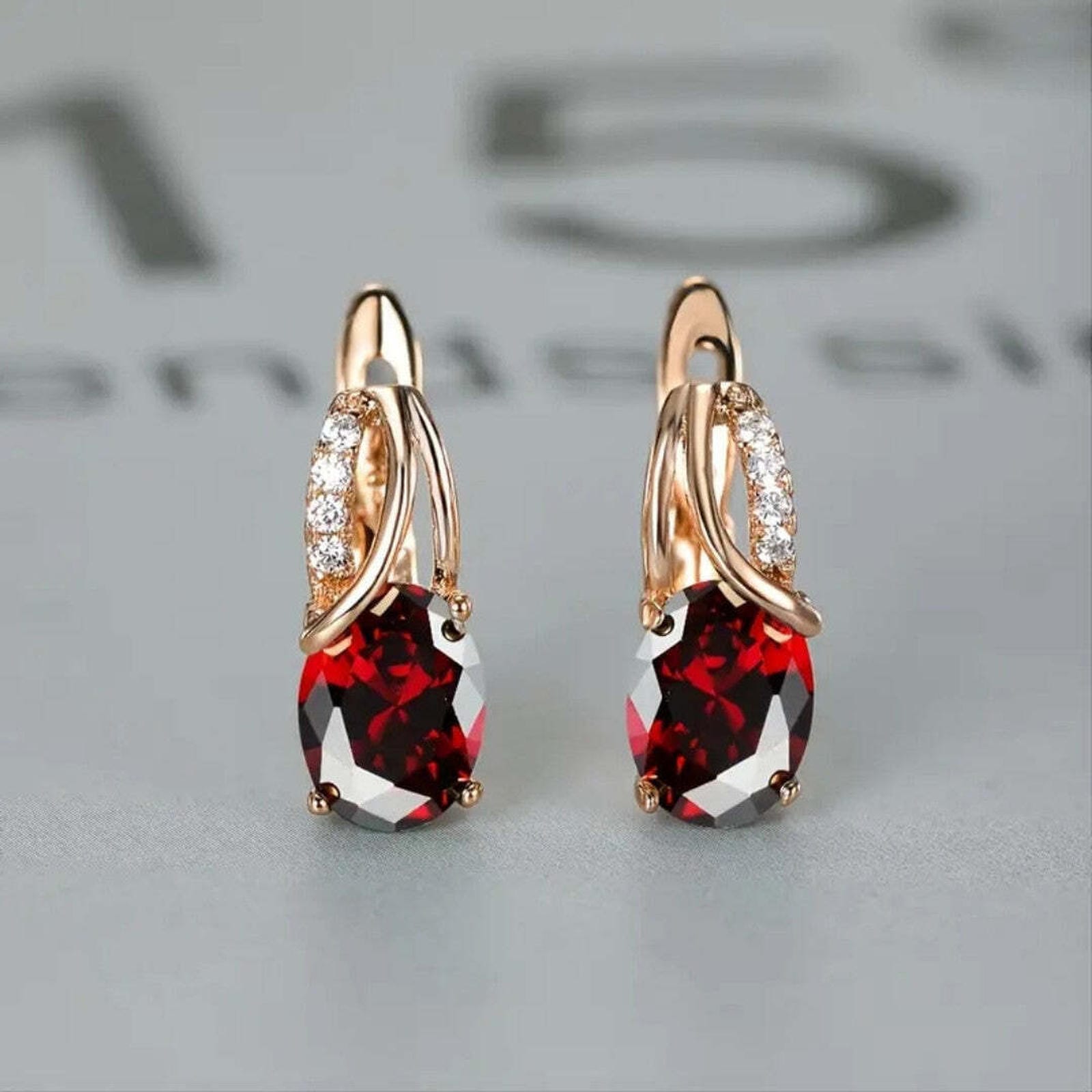 Aretes de oro rosa Veressa Ruby Stone