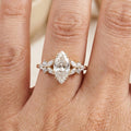 Anillo con cristales florales y detalles de marquesa