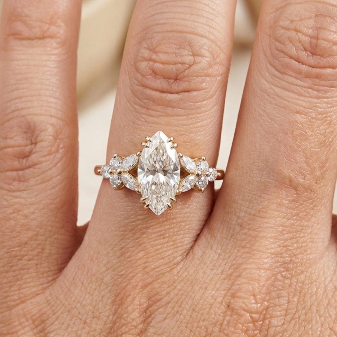 Anillo con cristales florales y detalles de marquesa