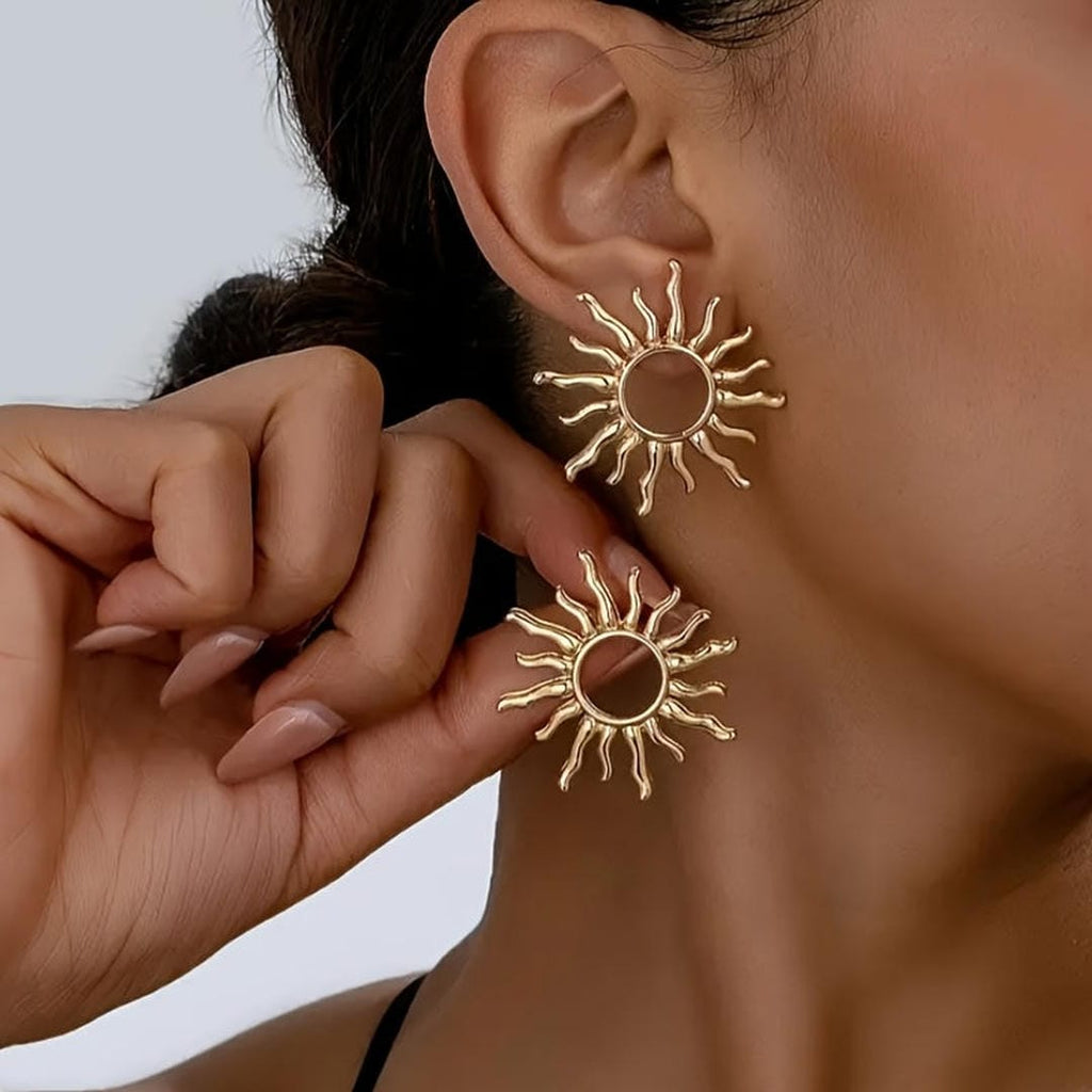 Clásicos pendientes con diseño de sol.