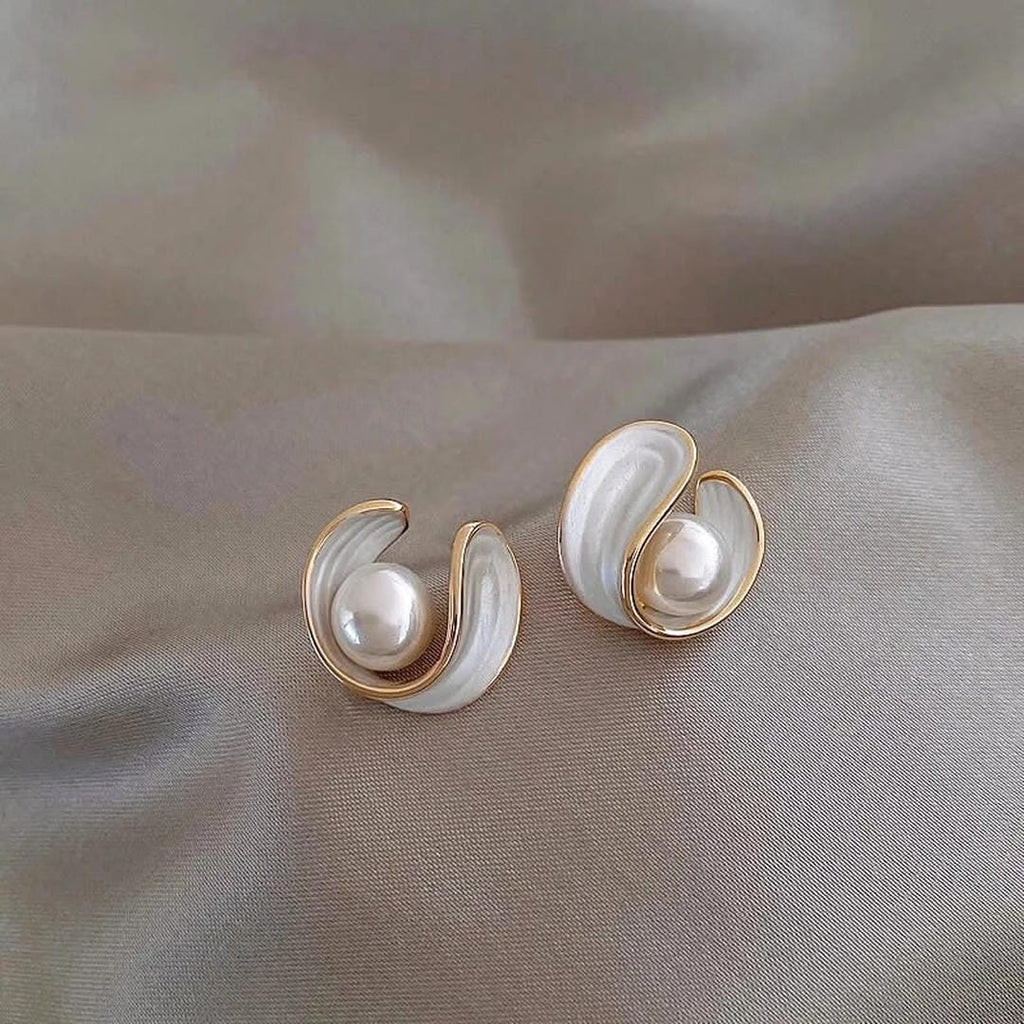 Elegantes aretes de ópalo blanco