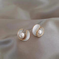 Elegantes aretes de ópalo blanco