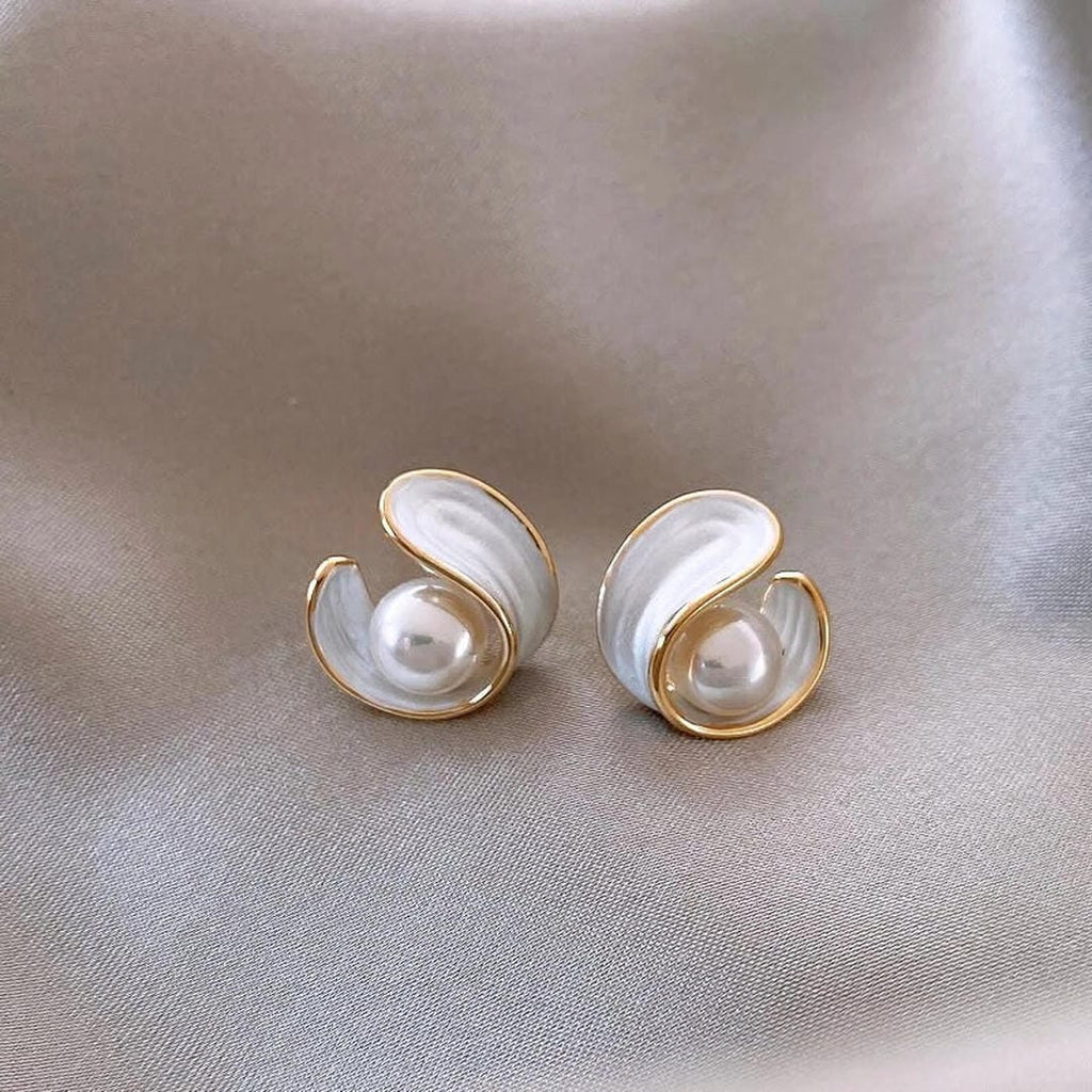Elegantes aretes de ópalo blanco
