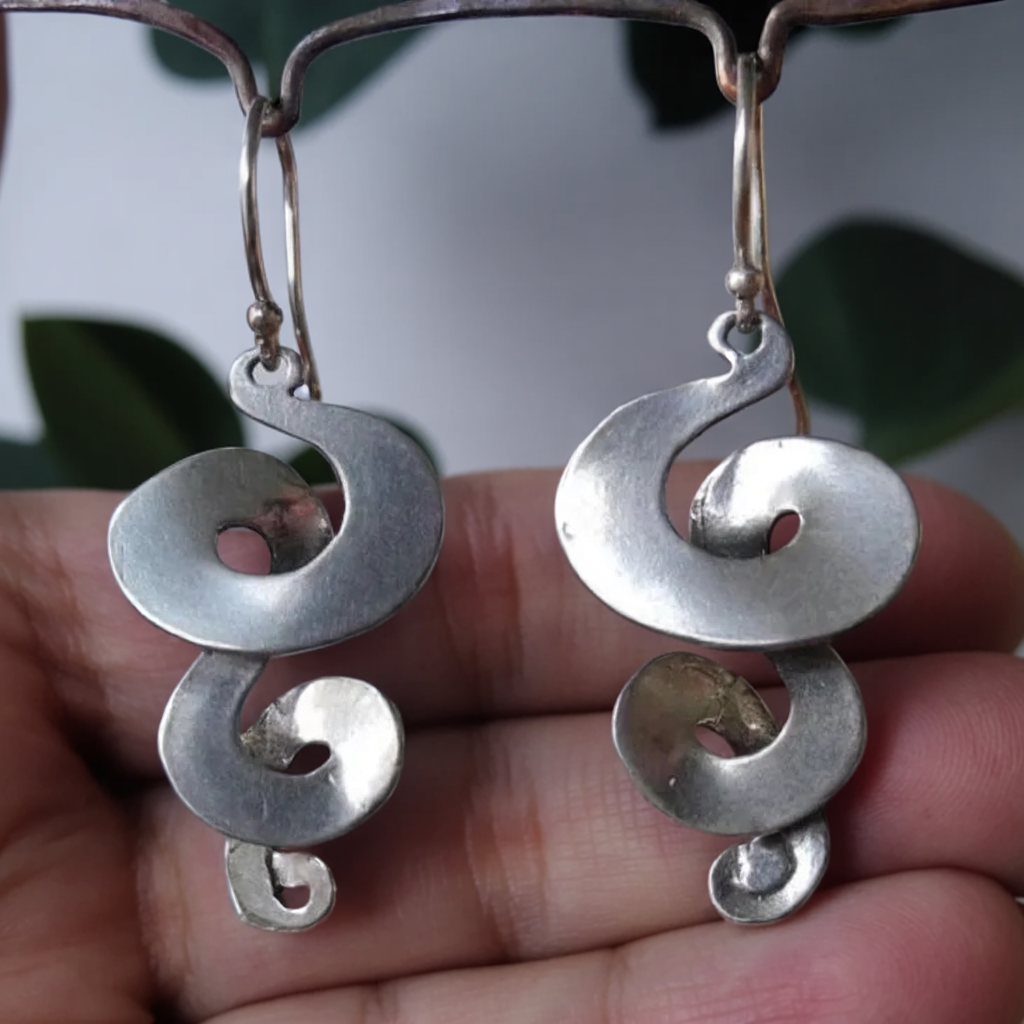 Pendientes de espiral vintage plateados