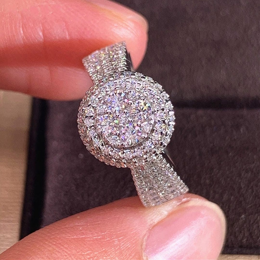 Anillo Redondo de Cristales Pavé con Halo