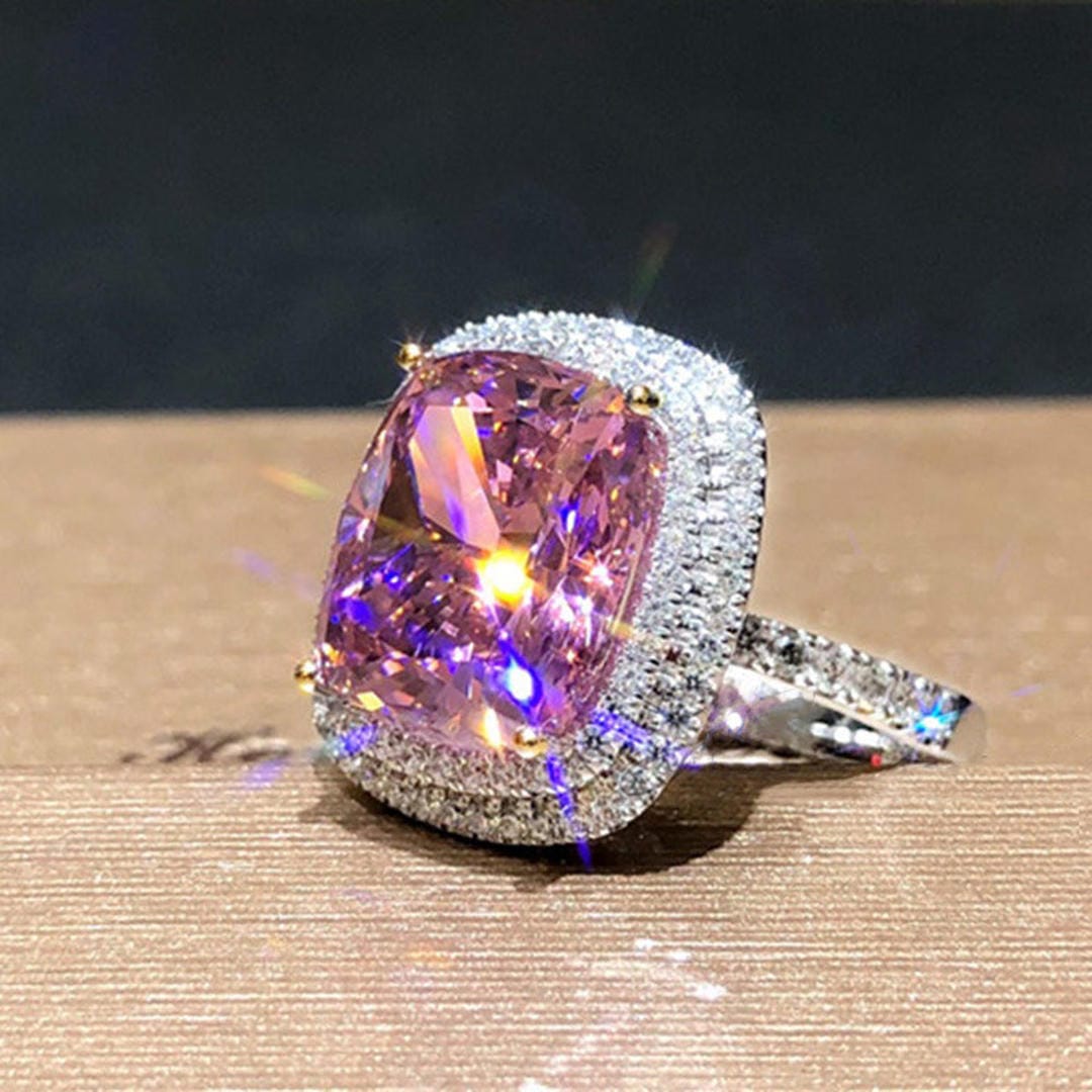 Anillo de cóctel llamativo con halo de cojín