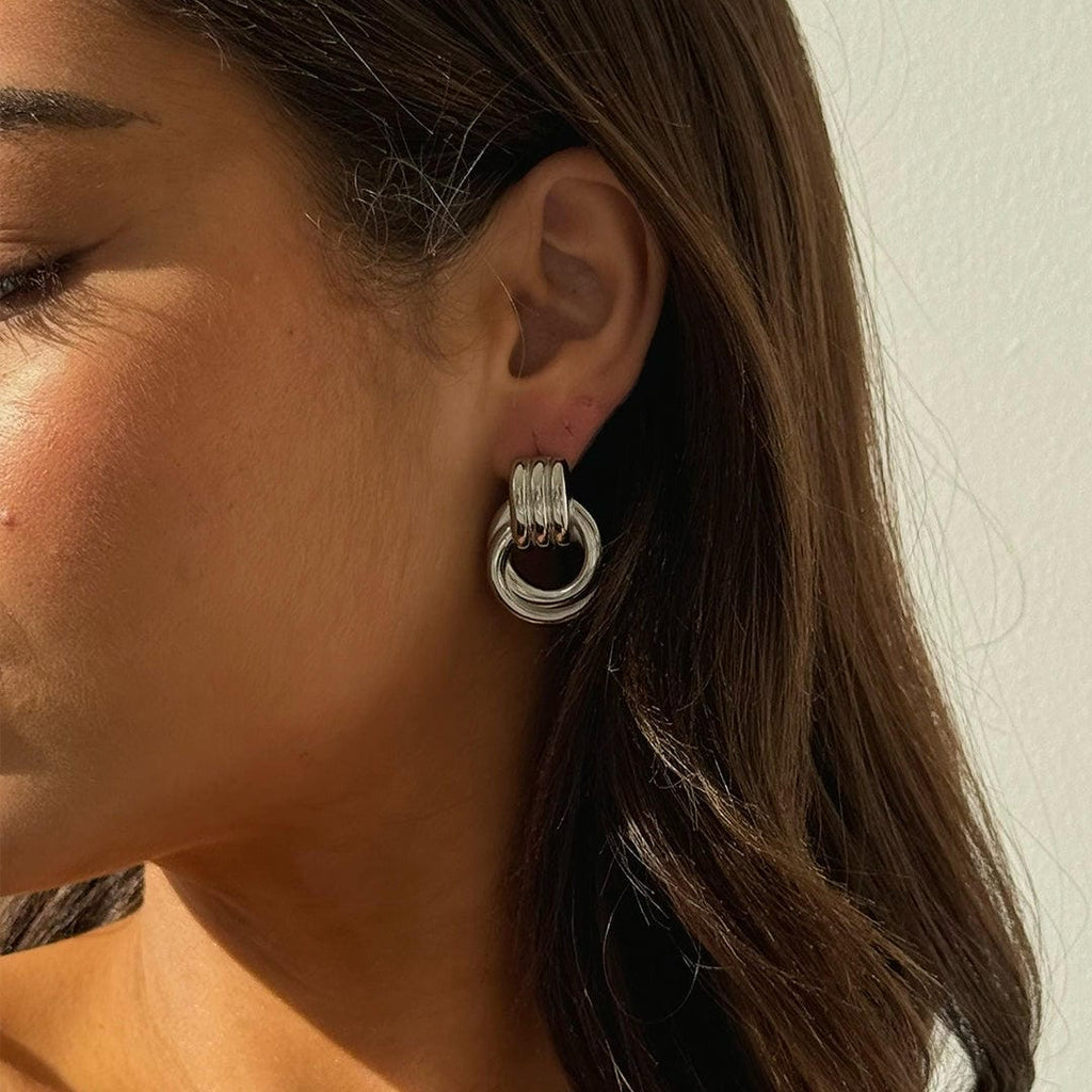 Pendientes de nudo entrelazado de plata elegante