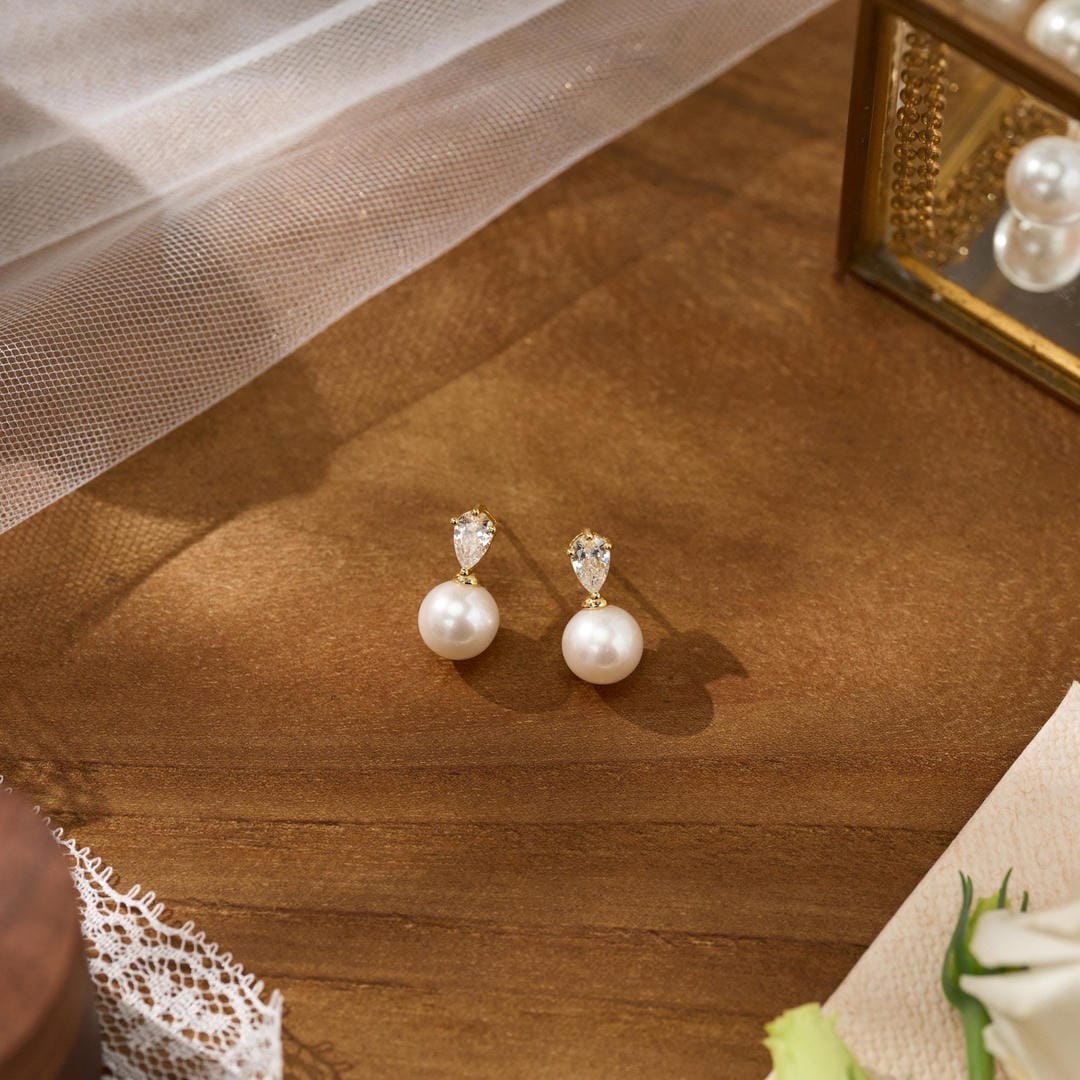 Pendientes clásicos de perlas con forma de lágrima