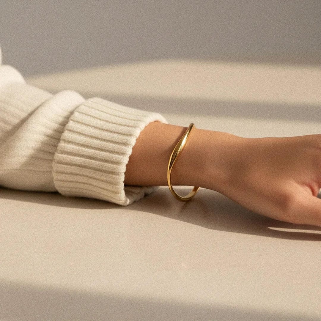 Brazalete Timeless Luxe en espiral dorado