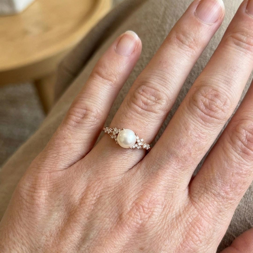 Anillo de compromiso acentuado Perla en flor