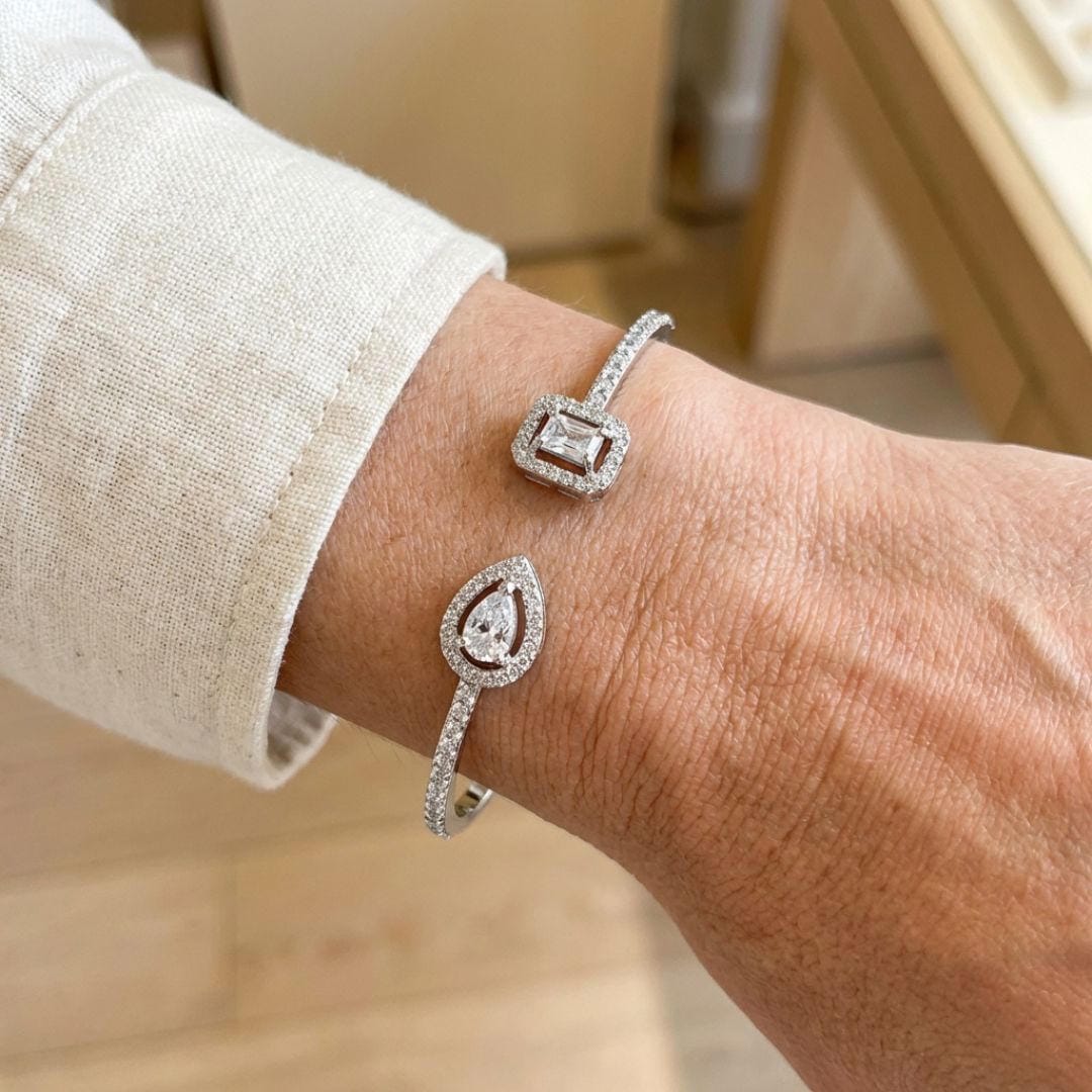 Pulsera de puño abierto con dos piedras de oro