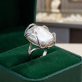 Anillo halo de perla barroca a la luz de la luna