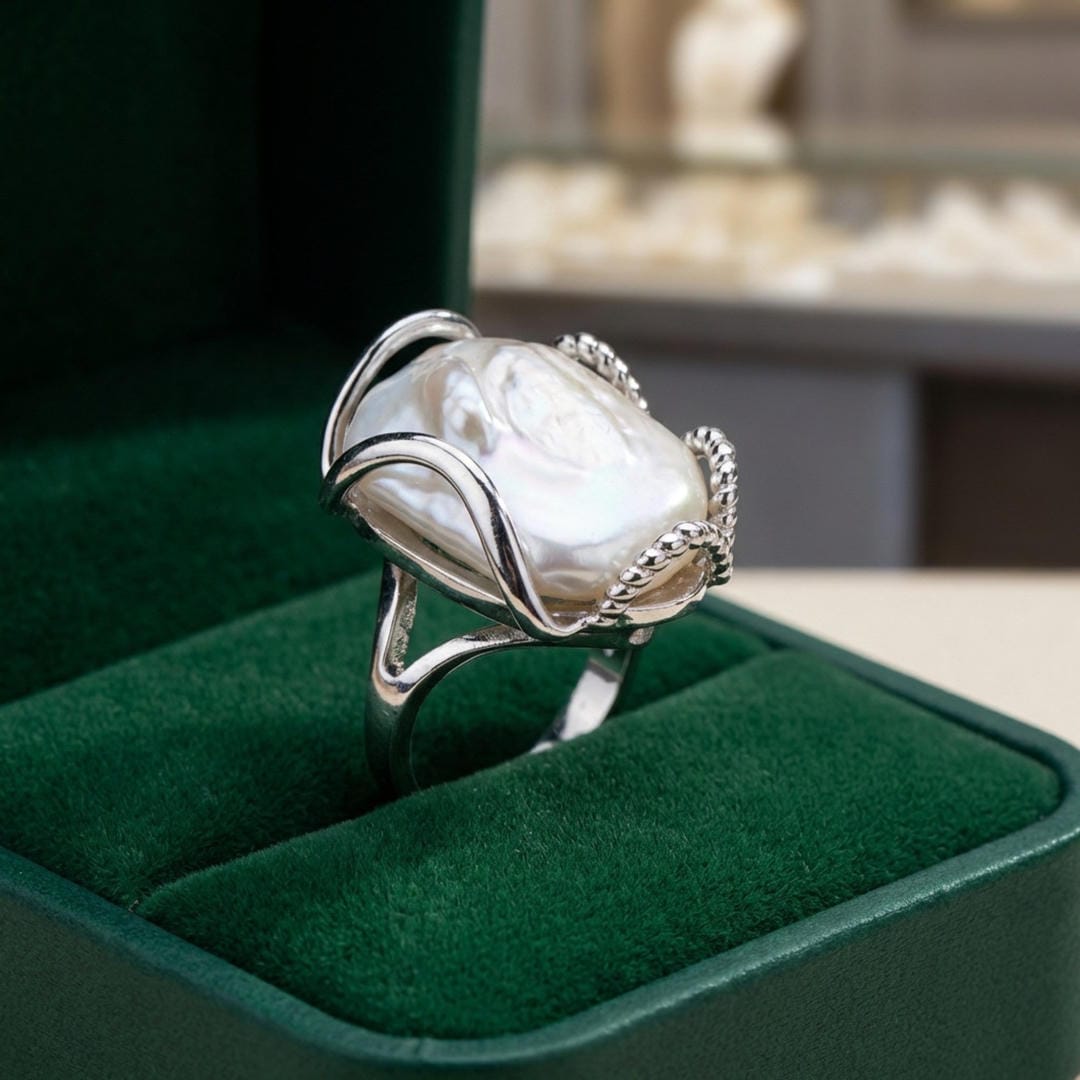 Anillo halo de perla barroca a la luz de la luna