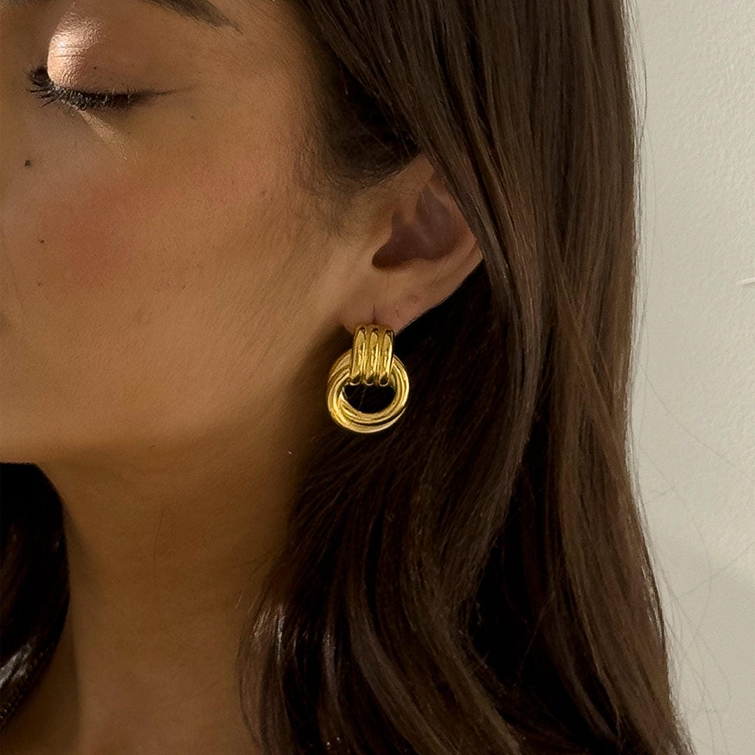 Pendientes Elegantes de Nudos Entrelazados en Oro
