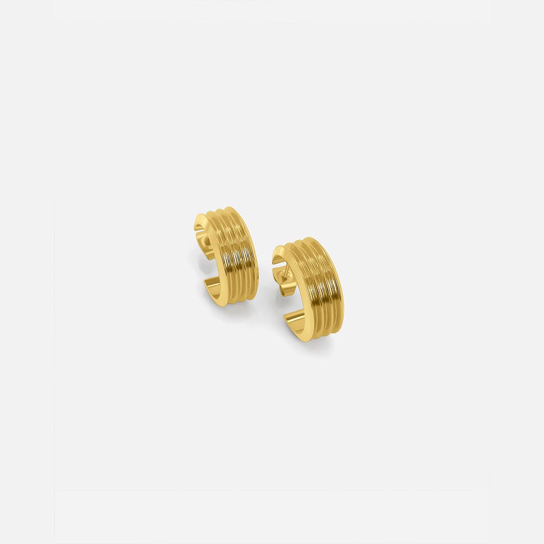 Arracadas acanaladas de oro deslumbrante