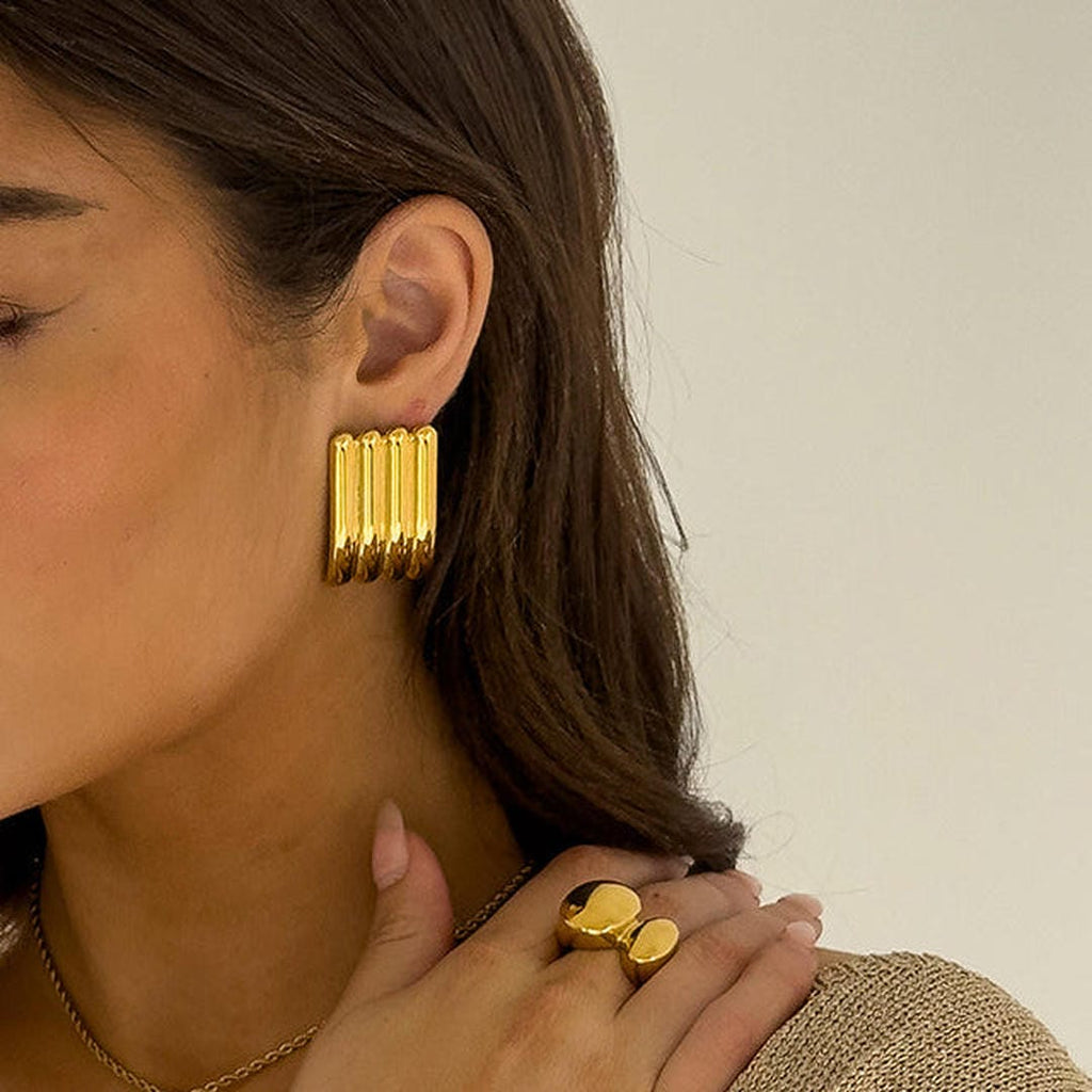 Pendientes largos acanalados de oro artístico