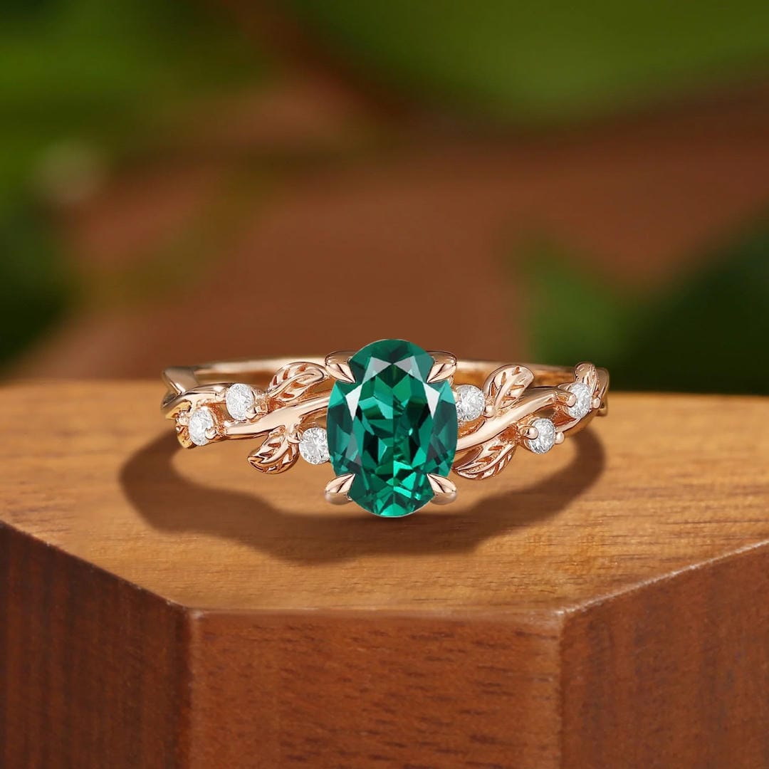 Anillo de compromiso de hoja esmeralda