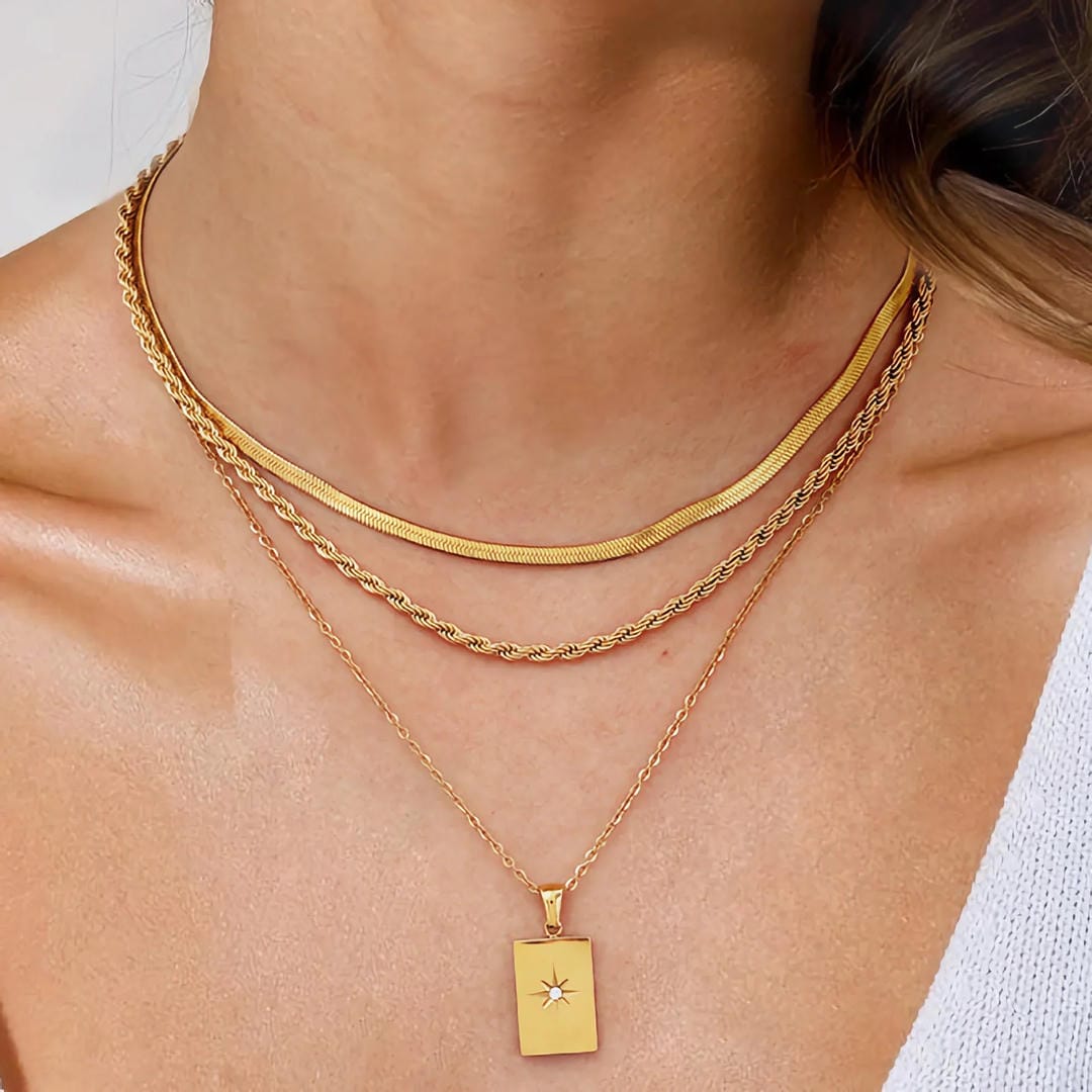 Elegante collar de triple cadena dorada