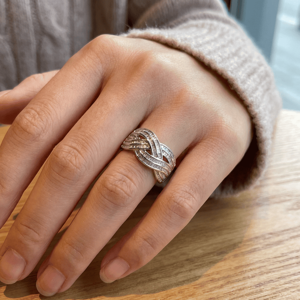 Anillo de circonita con diseño de ondas cruzadas