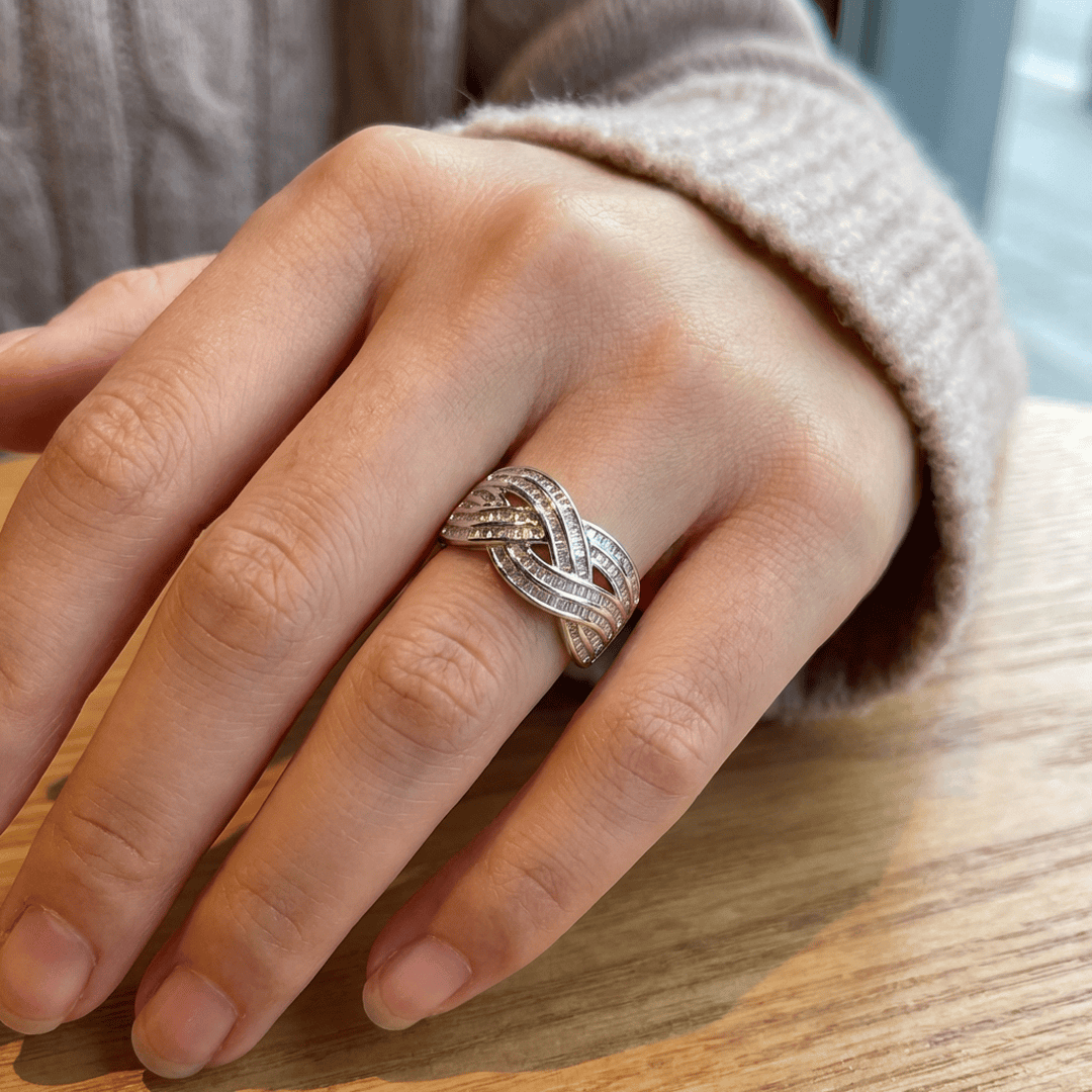 Anillo de circonita con diseño de ondas cruzadas