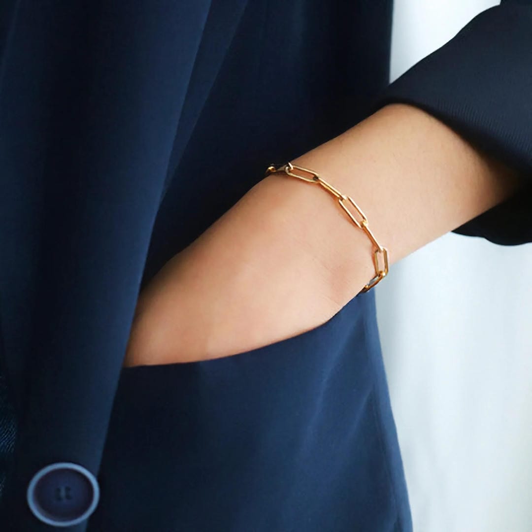 Elegante pulsera de clips dorados