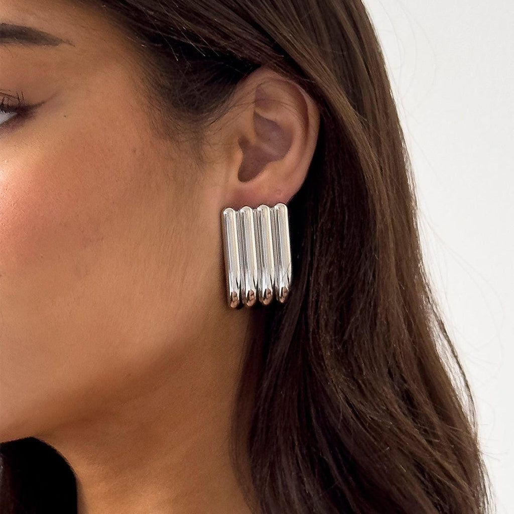 Pendientes largos acanalados de plata artística