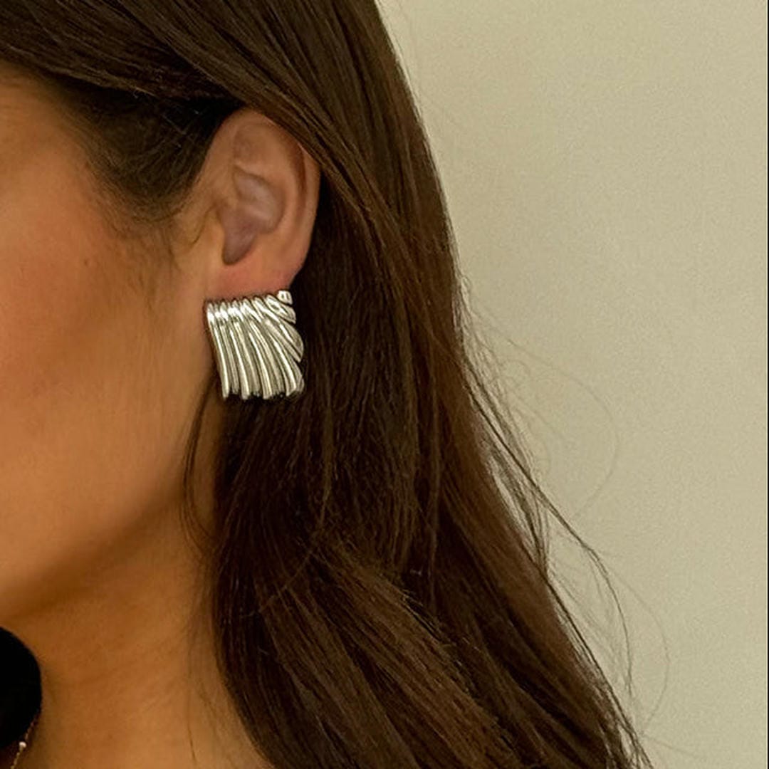 Pendientes de textura ondulada plateada