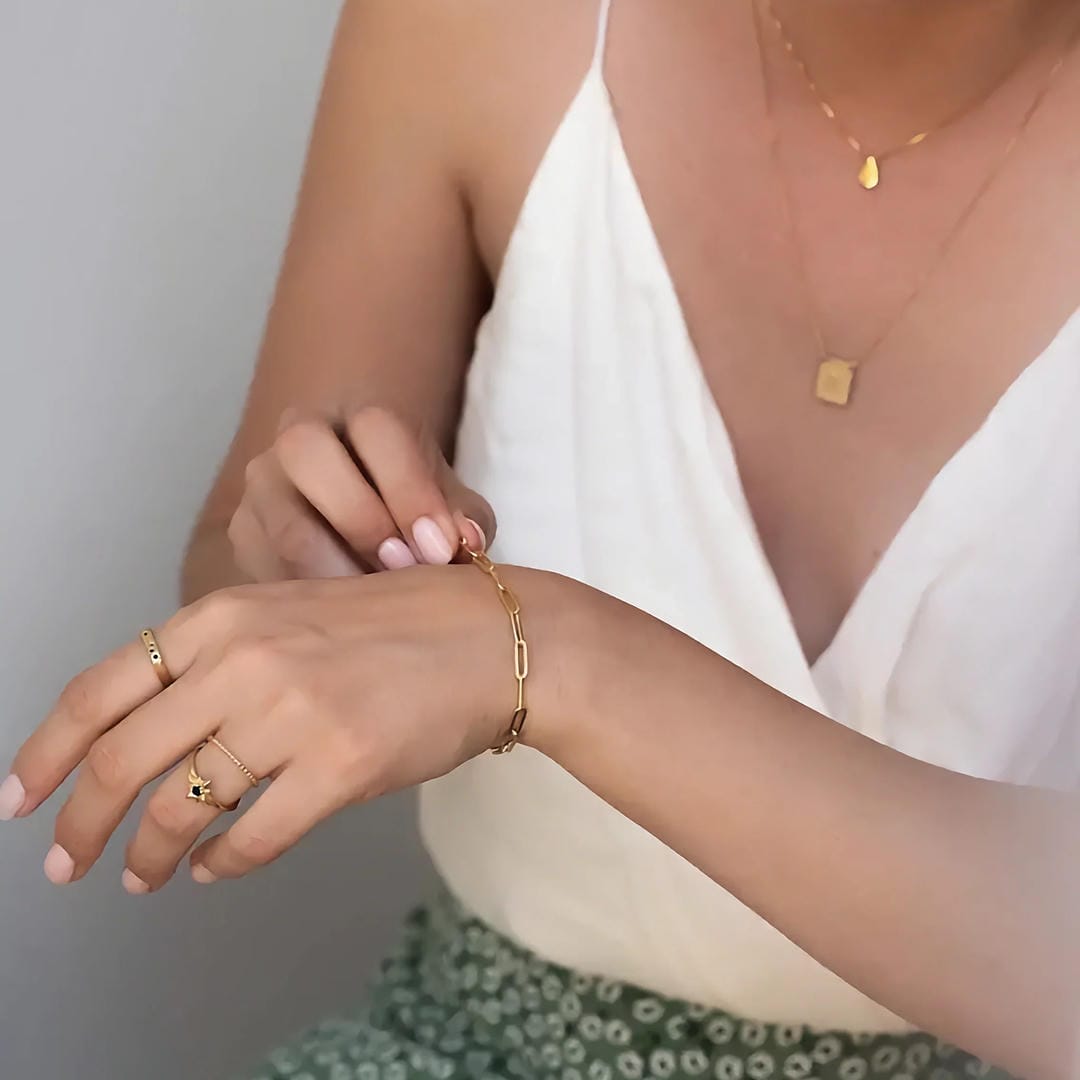 Elegante pulsera de clips dorados