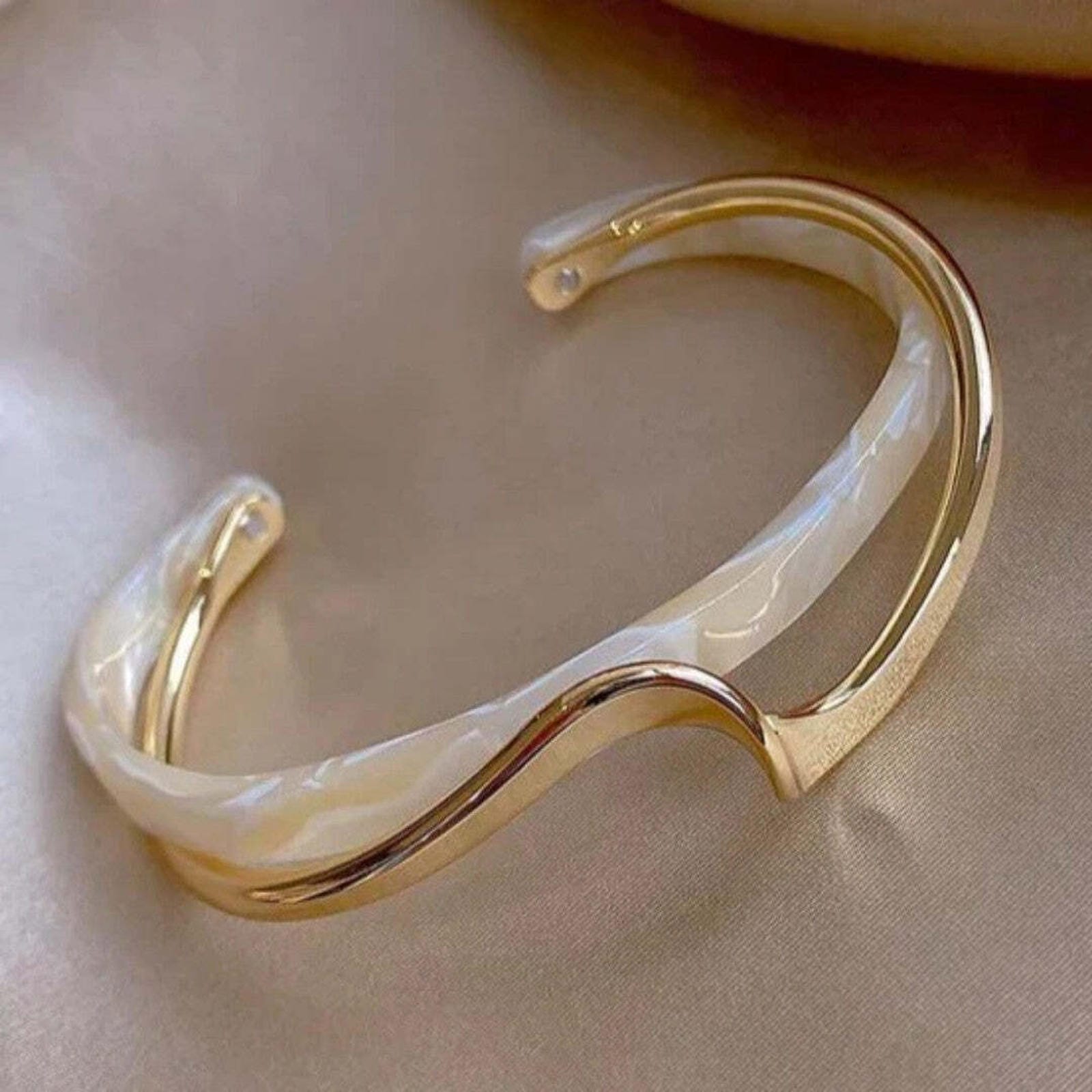Pulsera de oro ópalo con brillo suave