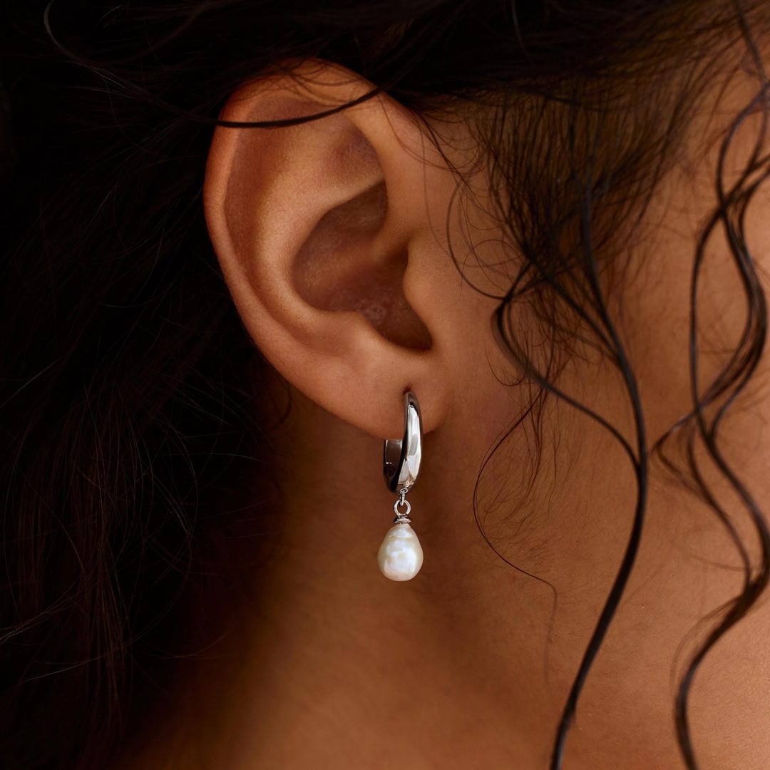 Pendientes de aro clásicos con perlas colgantes