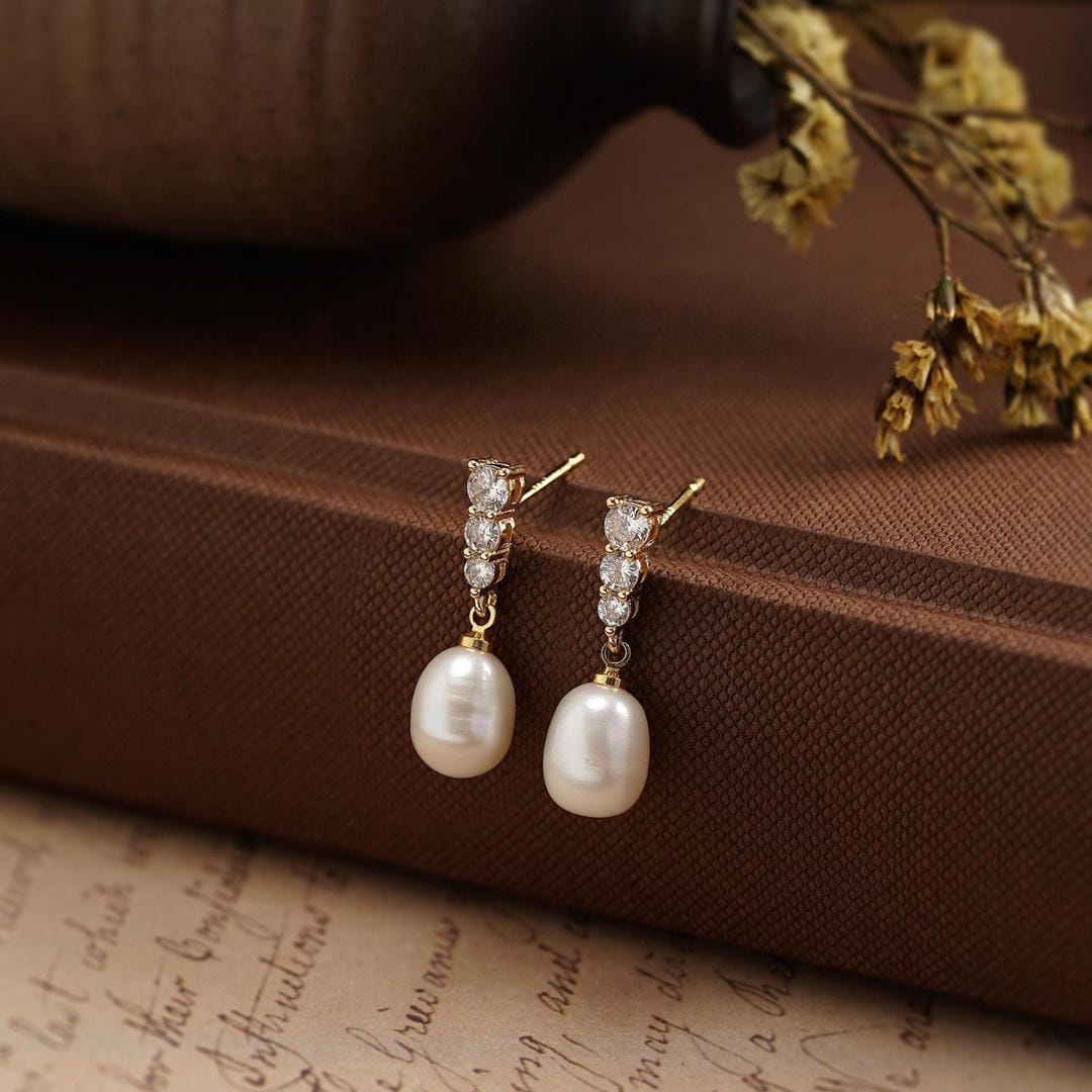 Pendientes de perlas con tres circonitas engastadas