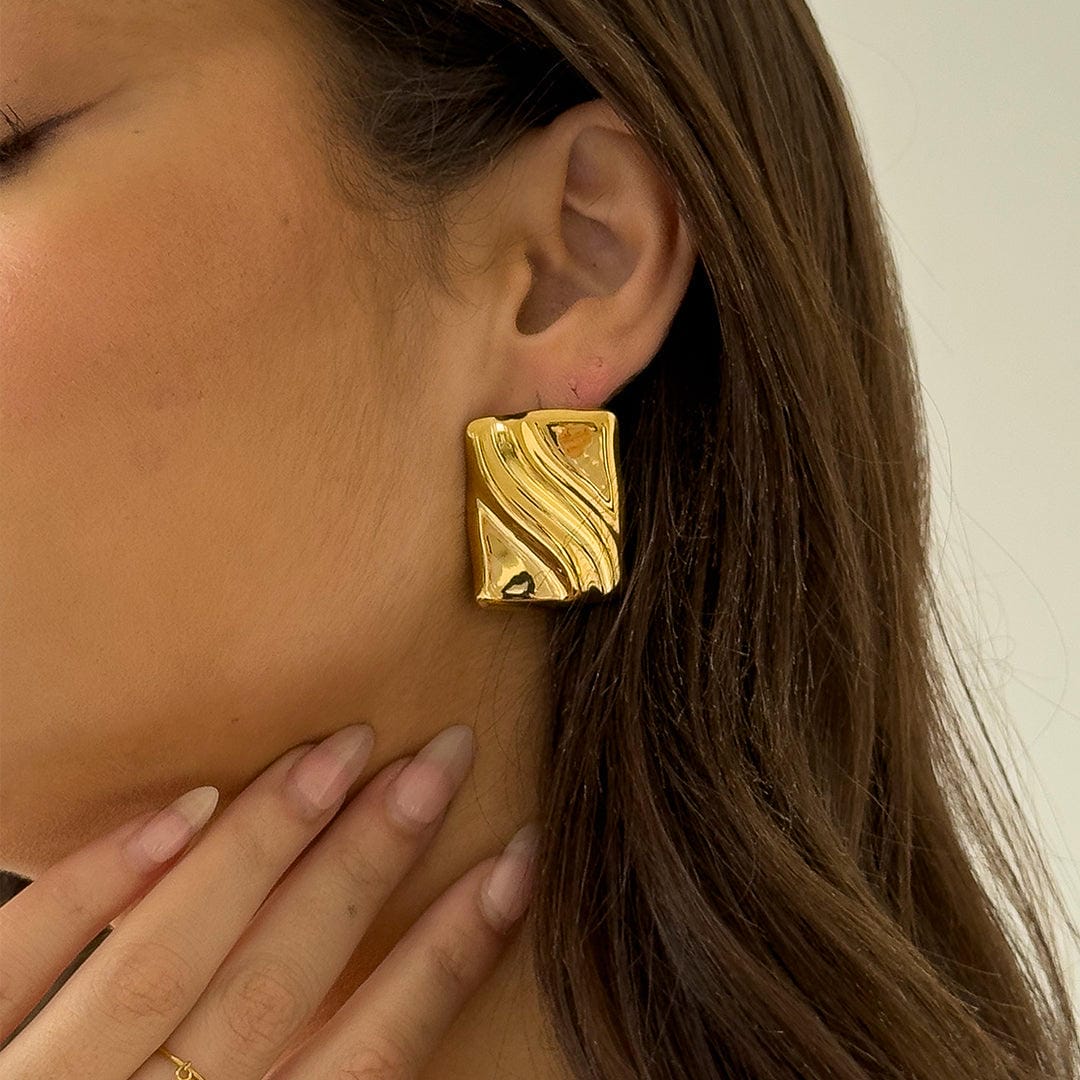 Pendientes de botón atemporales de oro con forma de cubo