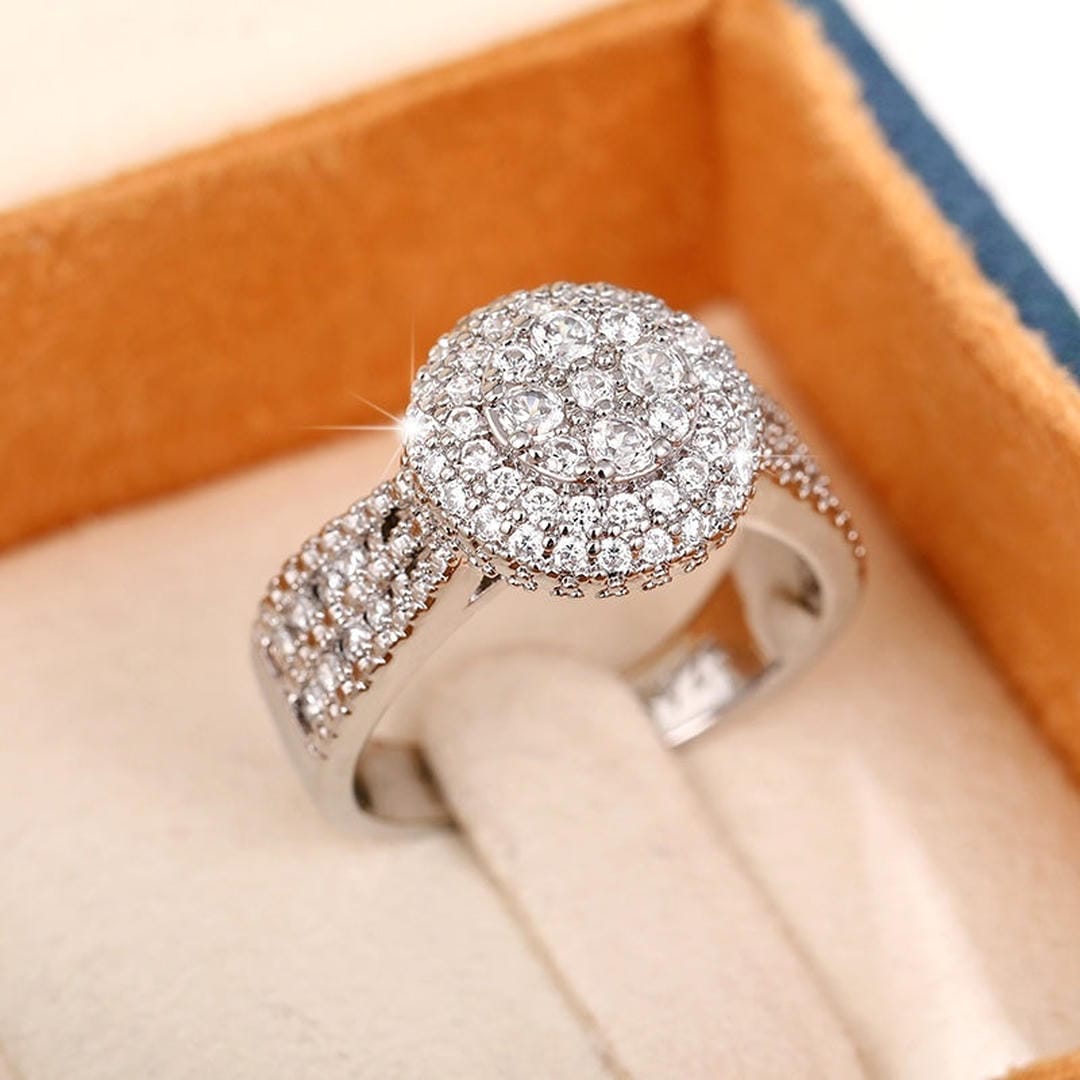 Anillo Redondo de Cristales Pavé con Halo