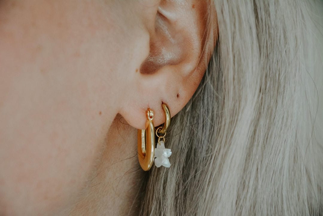 Pendientes Clásicos Concha Floral Blanca