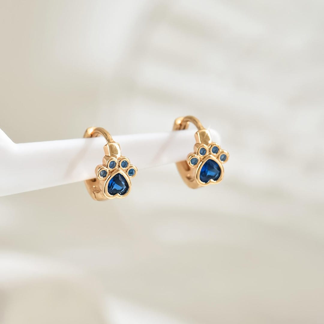 Pendientes Huggie Pata de Zafiro
